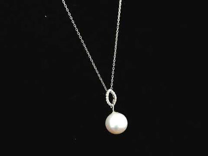 Freshwater pearl pendant necklace in 18K white gold with diamond detail by Emirates Diamonds