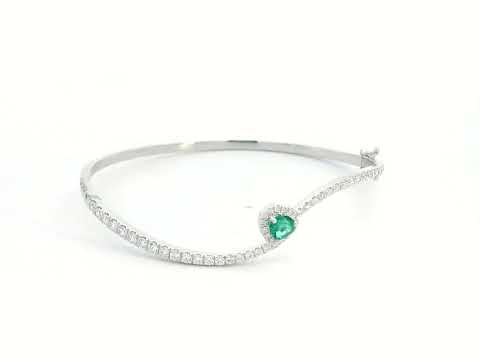 18K white gold bangle with heart-shaped emerald and pavé diamonds, elegant curved design
