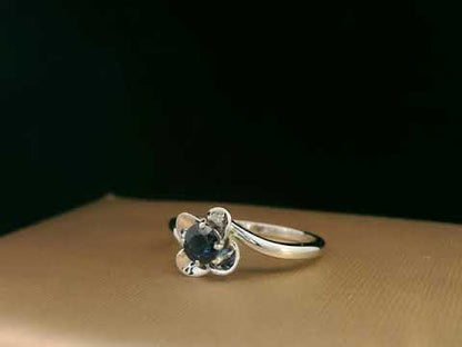 18k white gold ring with 0.55ct round sapphire in flower petal motif – certificate included