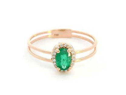 18K rose gold double-band ring featuring a 0.40-carat oval-cut emerald with a 0.05-carat diamond halo – elegant and timeless jewelry.