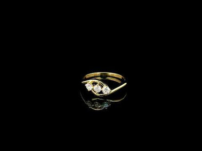 Three stone diamond ring in 18K yellow gold with round diamonds and flowing open band design