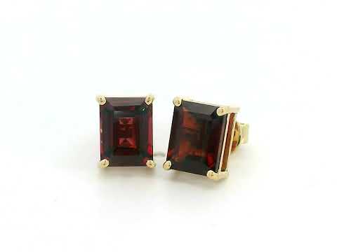 18K yellow gold earrings with emerald-cut garnets in four-prong setting, 4.29 carat total

