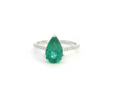 18K white gold ring with pear-shaped emerald and diamond band