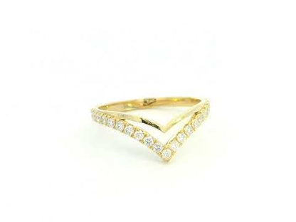 18K yellow gold diamond chevron contour ring with pavé-set natural diamonds