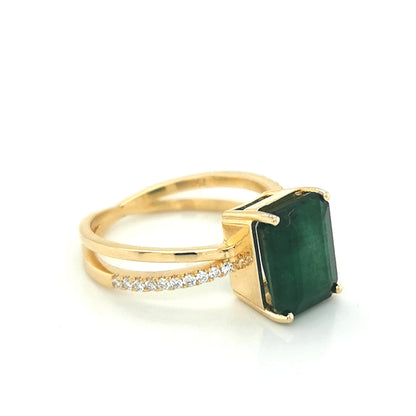 Emerald And Diamond Ring In 18k Yellow Gold.