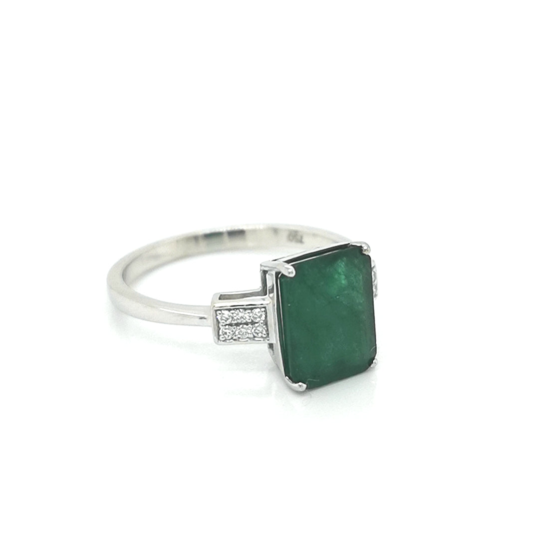 Emerald And Diamond ring In 18k White Gold.
