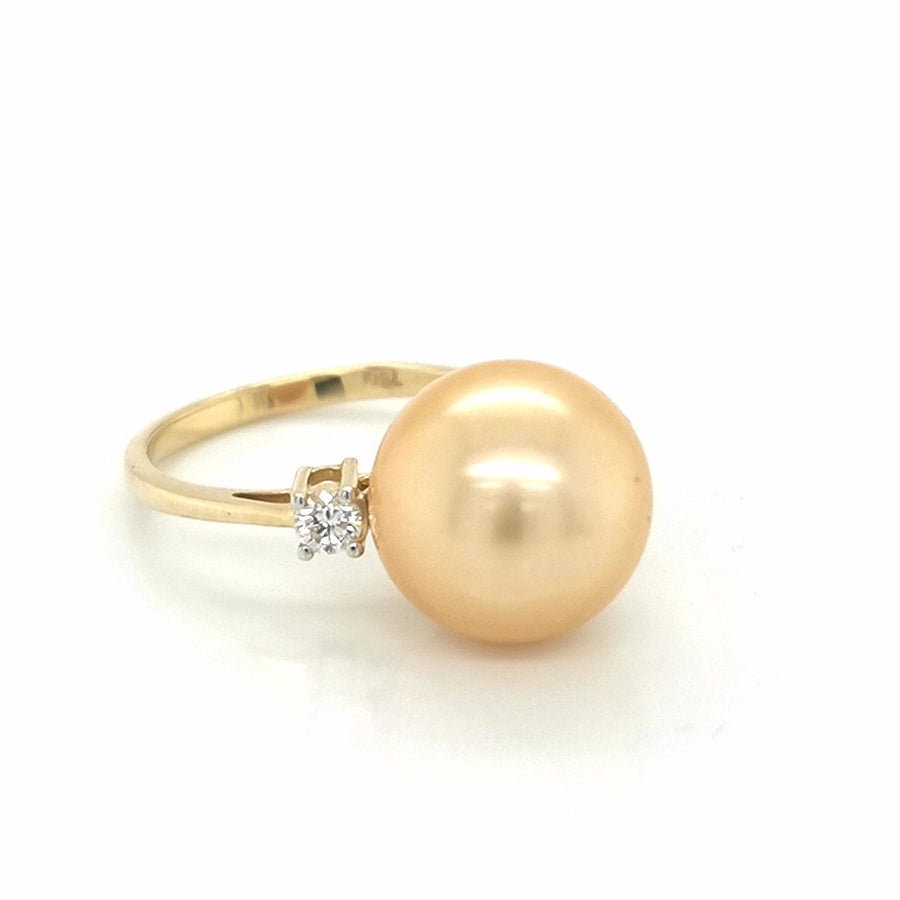 Pearl And Diamond Ring In 18k Yellow Gold.