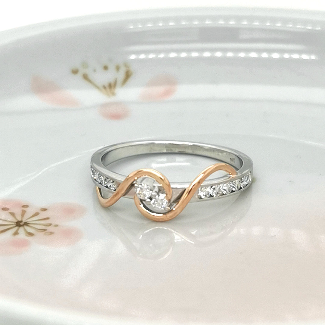 Rose Gold And White Gold, Two Tone Diamond Ring In 18k Gold.