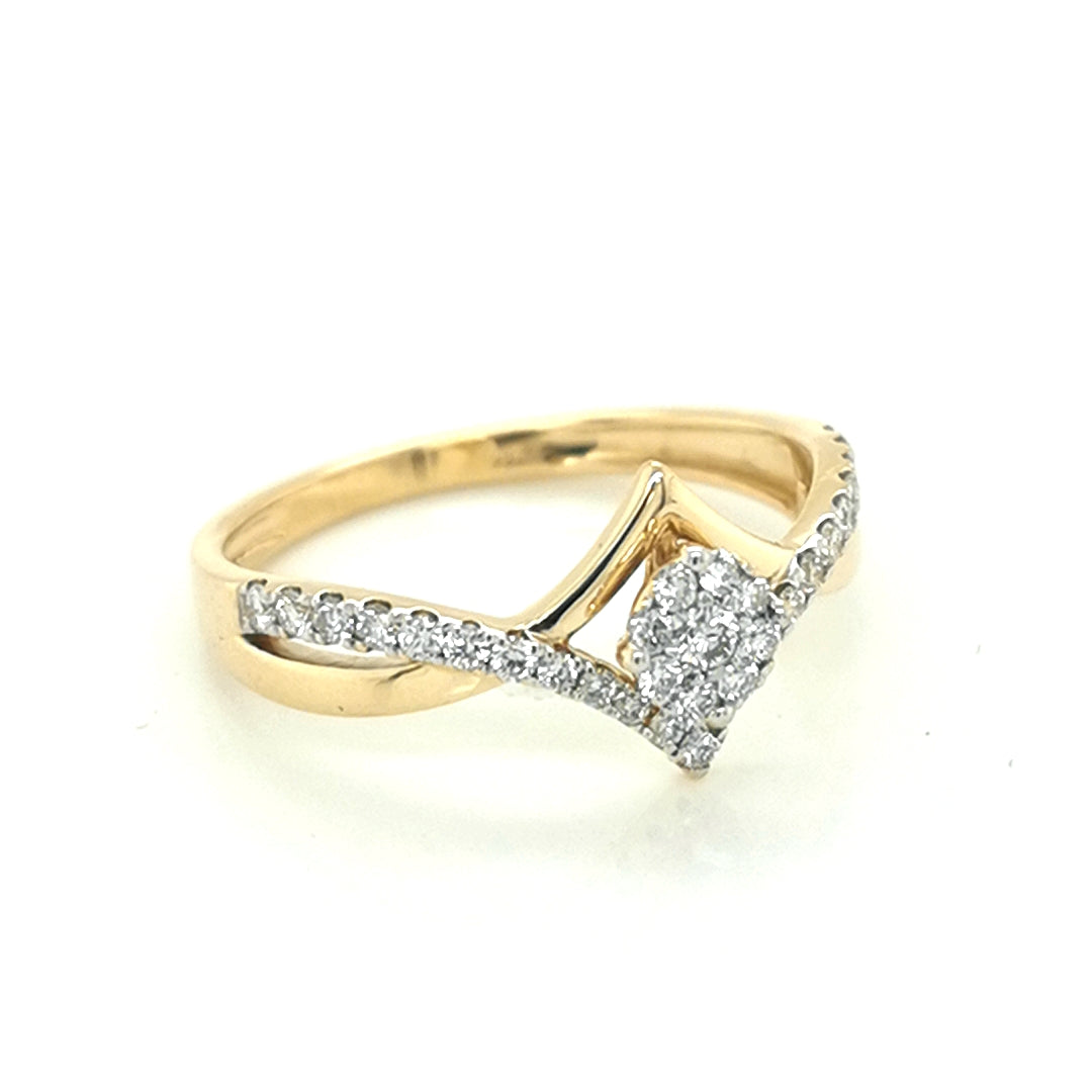 Edgy Interlocking Cluster Set Diamond Ring In 18k Yellow Gold.