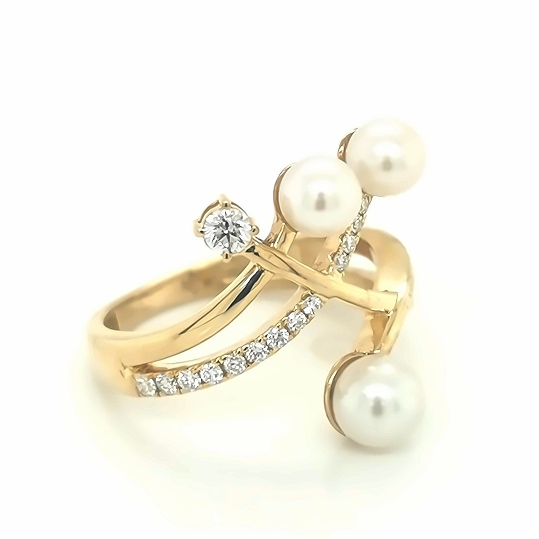 Pearl And Diamond Ring In18k Yellow Gold.