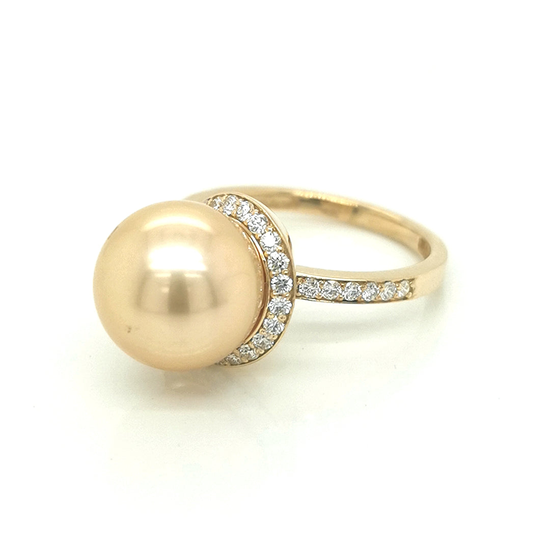 Pearl And Diamond Ring In 18k Yellow Gold.