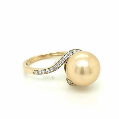 Pearl And Diamond Ring In 18k Yellow Gold.