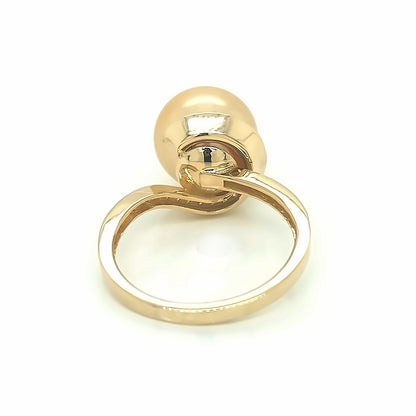 Pearl And Diamond Ring In 18k Yellow Gold.