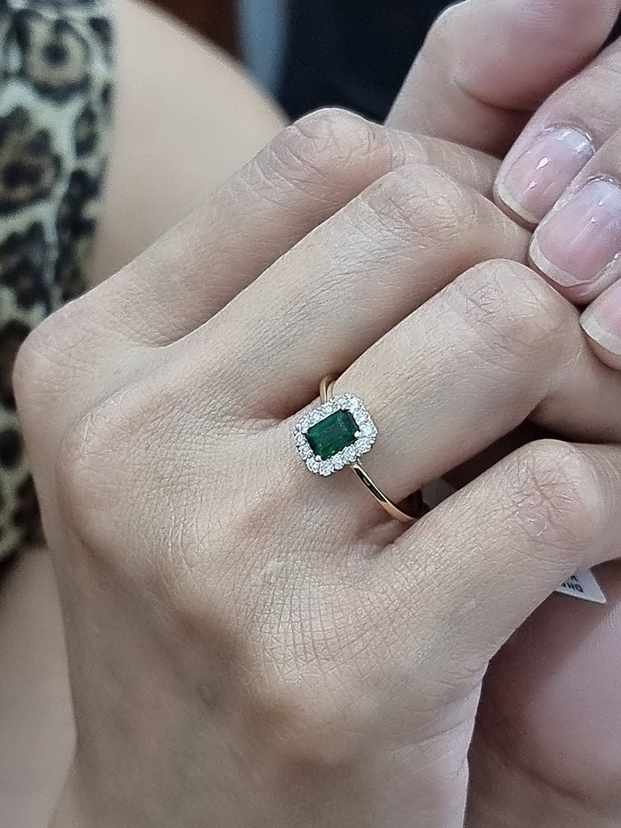Emerald And Diamond Ring In 18k Yellow Gold