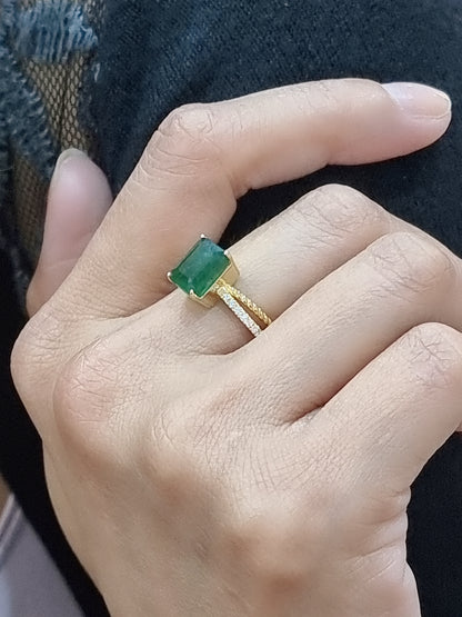 Emerald And Diamond Ring In 18k Yellow Gold.