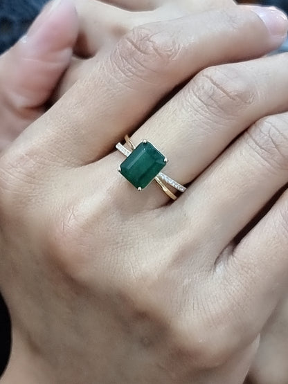 Emerald And Diamond Ring In 18k Yellow Gold.