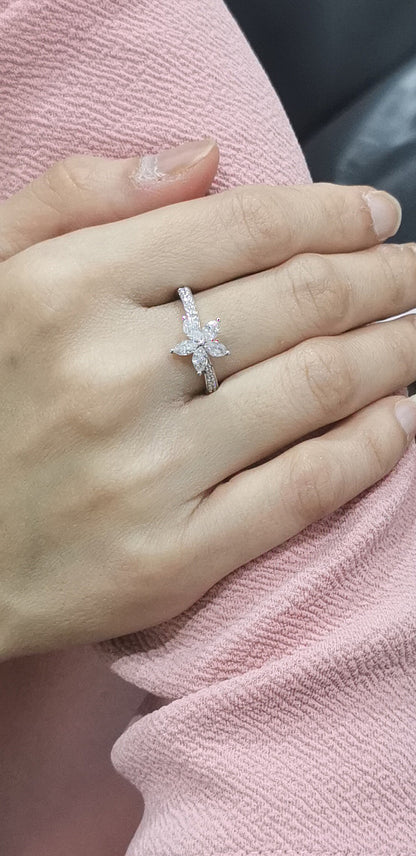 Floral Pattern Diamond Ring In 18k White Gold.