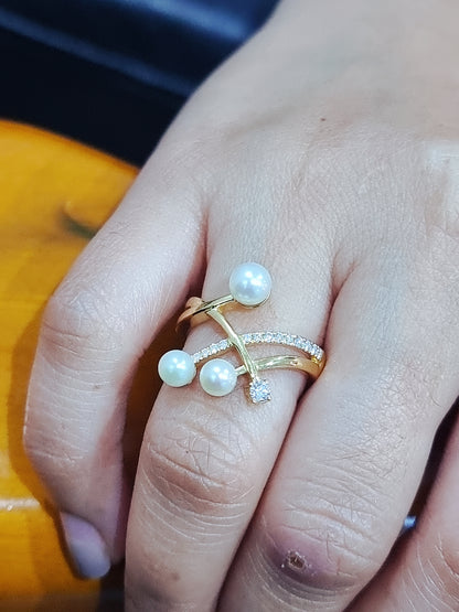 Pearl And Diamond Ring In18k Yellow Gold.