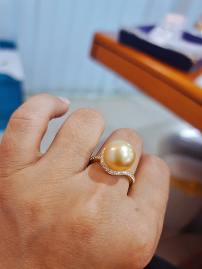 Pearl And Diamond Ring In 18k Yellow Gold.