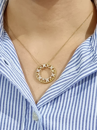 Flower Circle Diamond Pendant In 18k Yellow Gold.