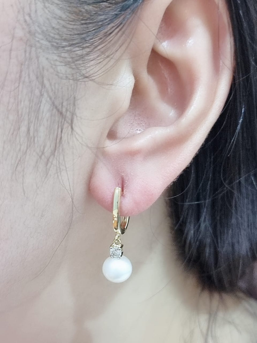 Pearl Dangling Earring Crafted In Yellow Gold